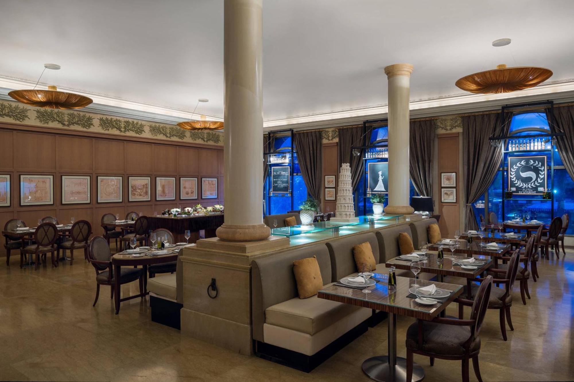 Sheraton Dammam Hotel&Convention Centre Esterno foto The interior of the restaurant