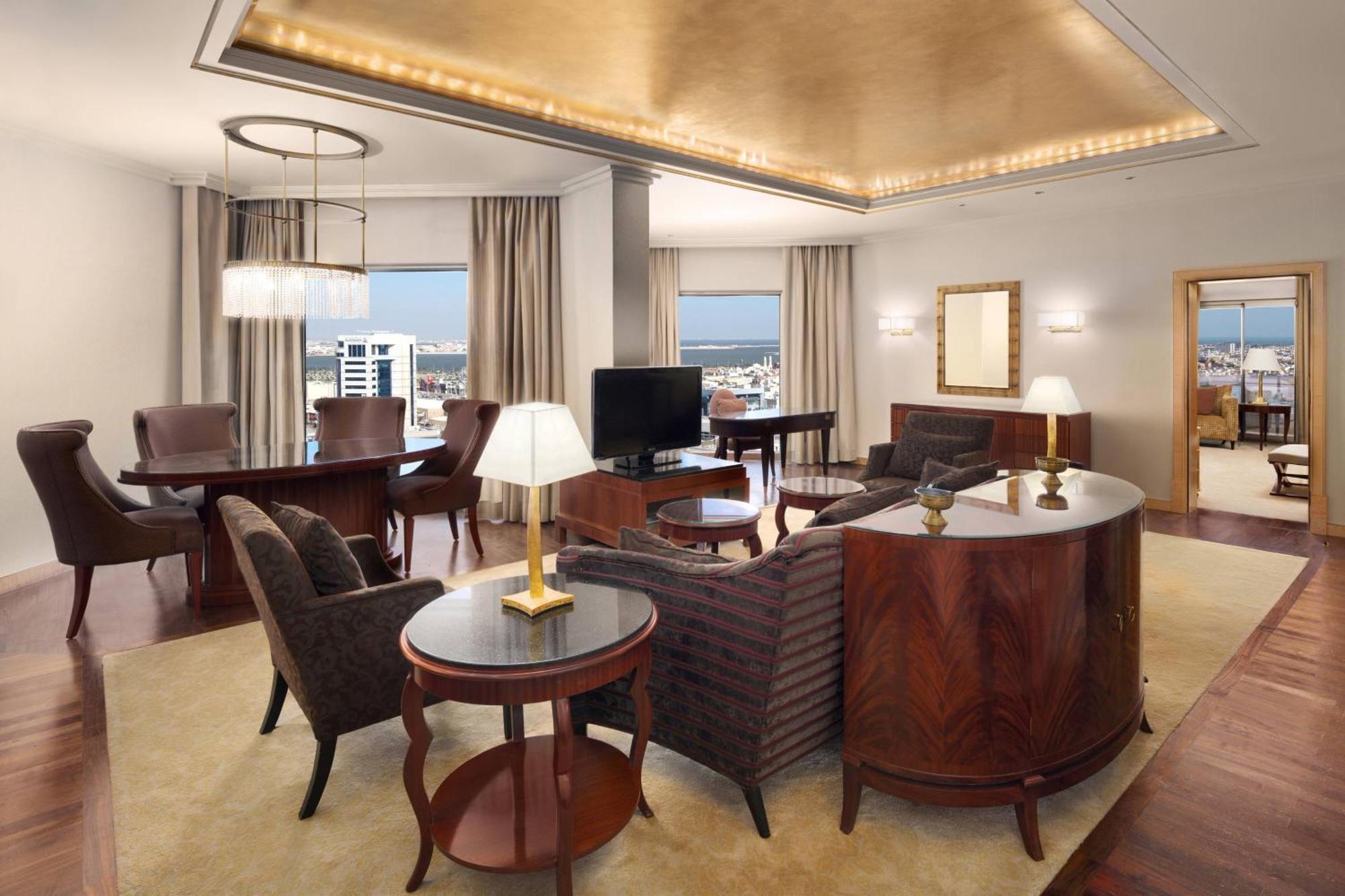 Sheraton Dammam Hotel&Convention Centre Esterno foto A suite at the hotel