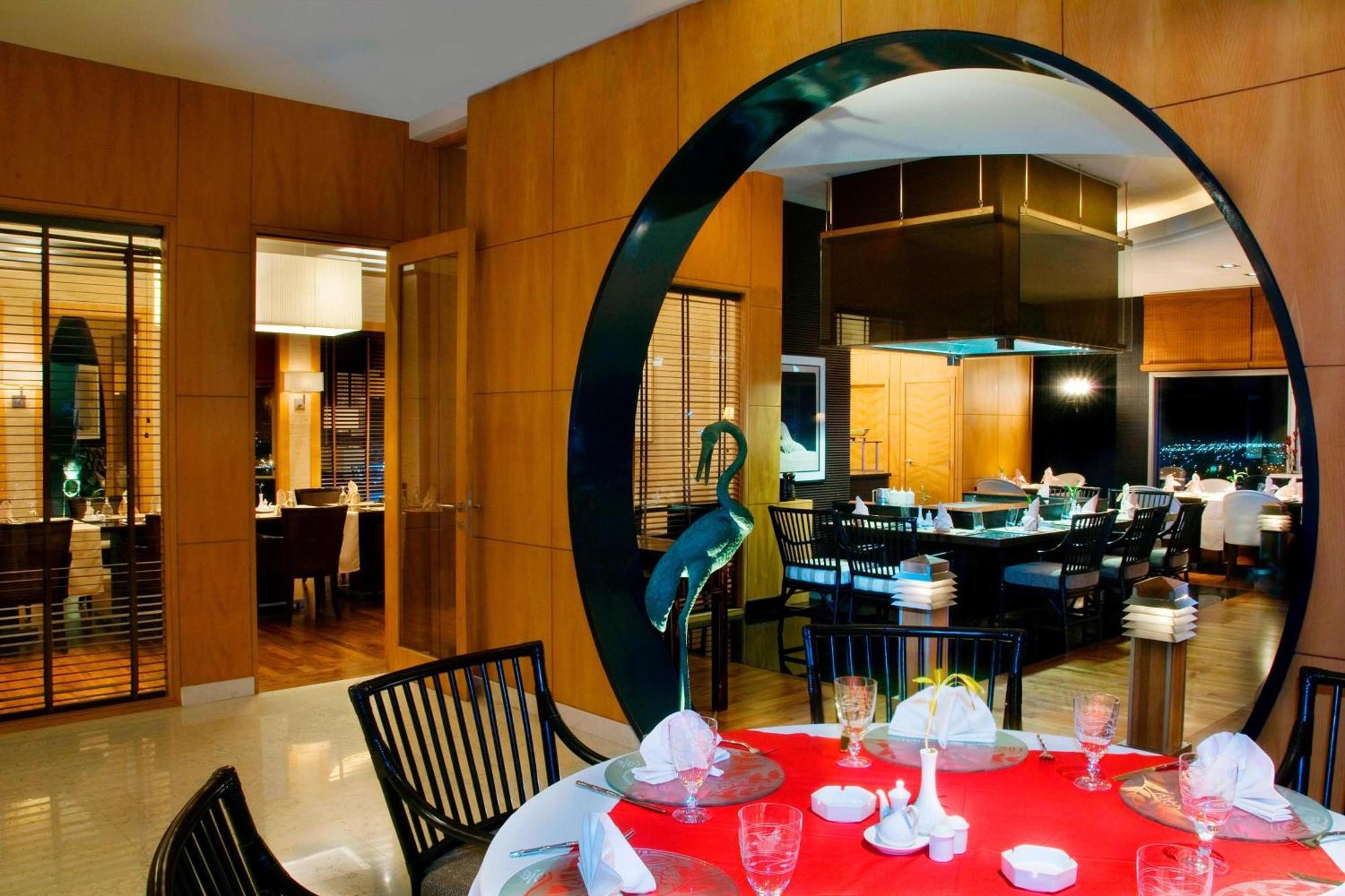 Sheraton Dammam Hotel&Convention Centre Esterno foto The interior of the restaurant