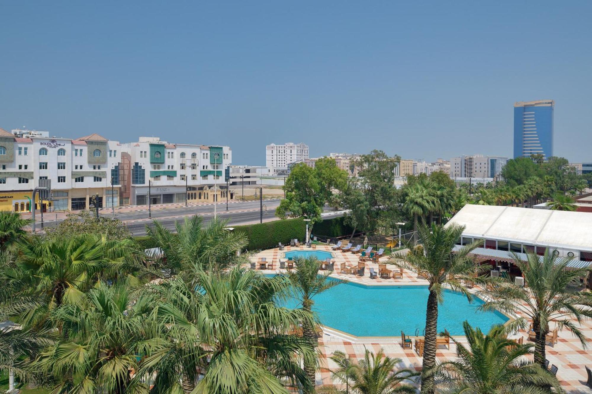Sheraton Dammam Hotel&Convention Centre Esterno foto A view of the pool at Jumeirah Lakes Towers