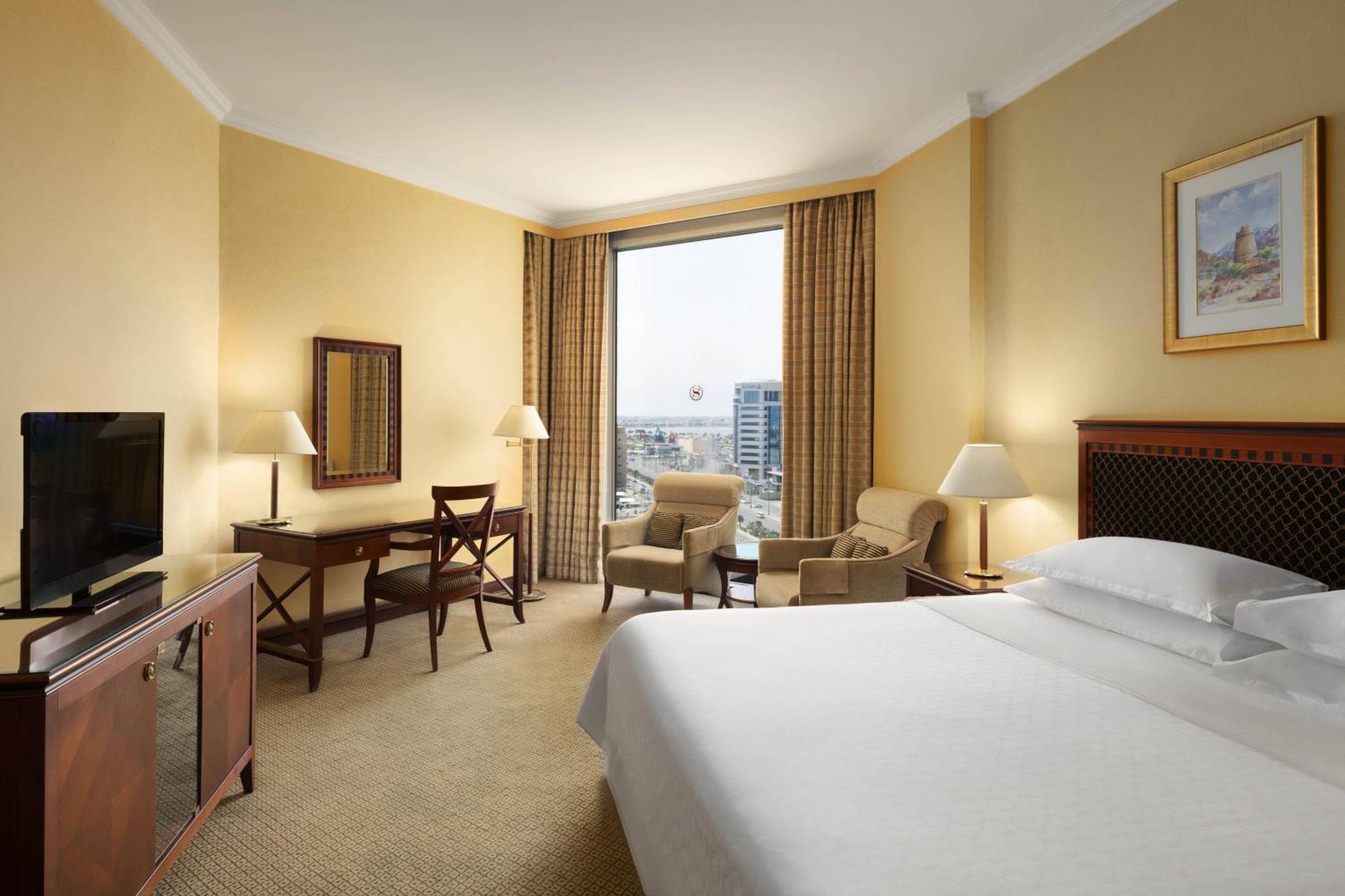 Sheraton Dammam Hotel&Convention Centre Esterno foto A guest room at the hotel