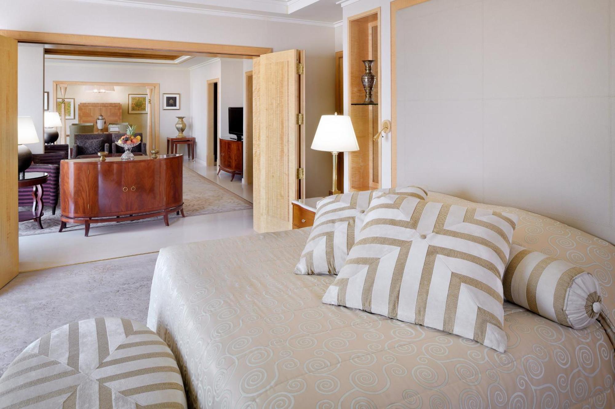 Sheraton Dammam Hotel&Convention Centre Esterno foto A suite at the hotel